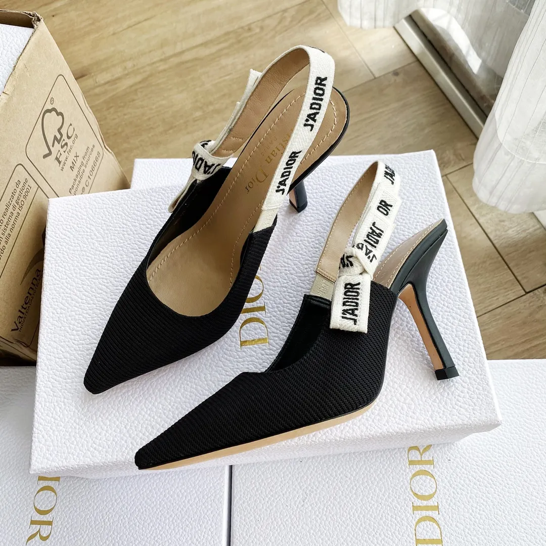 👟👟Ex-factory price 440👟👟 Developed one-to-one from the original version, 👠👠✨ ✨Dior’s popular sandals are new🔥 🔥 The same style as the most popular internet celebrities and celebrities of the year💁 💁. Imported fabric, lining and feet are made of calfskin lining🐑. Original molded heel, heel height 10Cm 6.5cm💘 Original molded metal outsole with five-pointed star LOGO mark✨. Original bow, 💅 Italian leather outsole. 👄💋 Full set of packaging (bags, cards, invoices, one-to-one wrapping paper) 34 40 41 customized